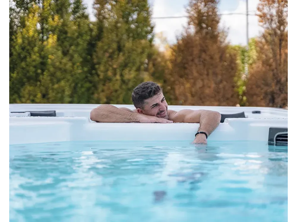 Swimspa con 2 zonas: entrenamiento y relajación en un solo lugar