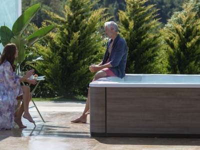 Comment puis-je éviter la formation d'une ligne d'eau jaune dans mon spa ?